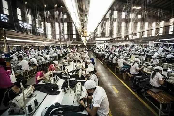Blouse tay phồng nhẹ: Kiểu tay phồng lại là một trong những kiểu được ưa chuộng